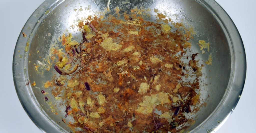 eine Edelstahlpfanne mit eingebrannten Rückständen