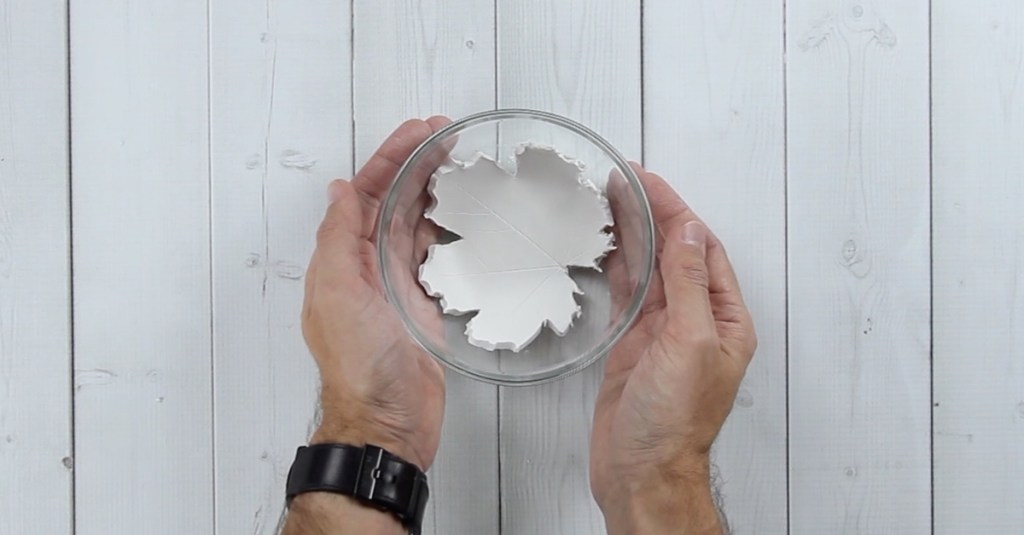 Die Modelliermasse in Blattform in einer Glasschüssel.