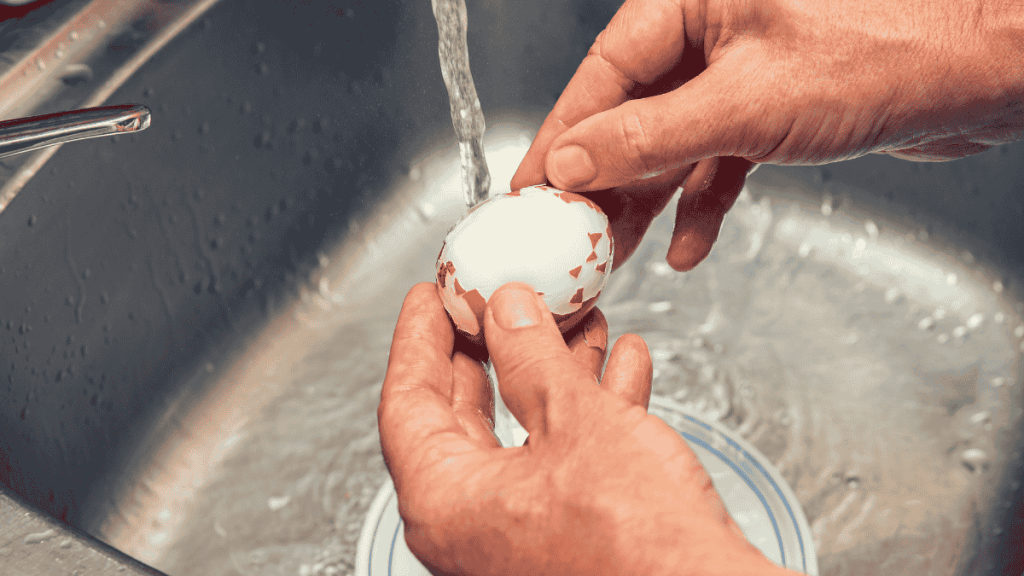 Eier pellen unter Wasser, gekochtes Ei