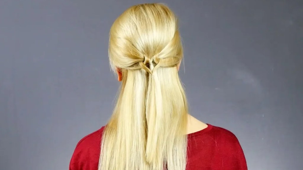 Eine blonde Frau mit einer einfachen Flechtfrisur von hinten fotografiert.
