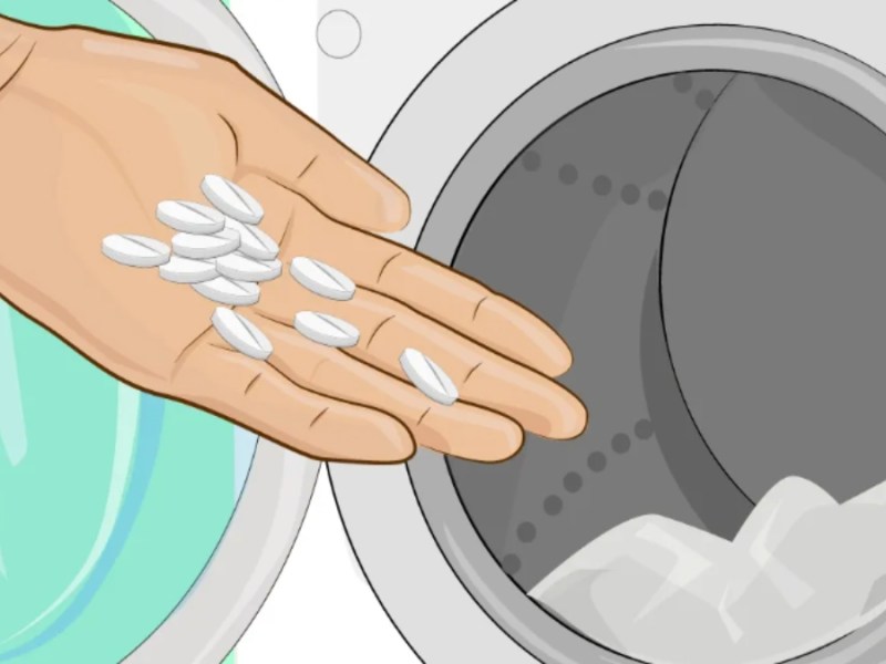 Illustration von Aspirin-Tablette, die in eine Waschmaschine geworfen werden.