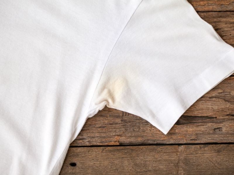 Ein T-Shirt mit Schweißflecken.