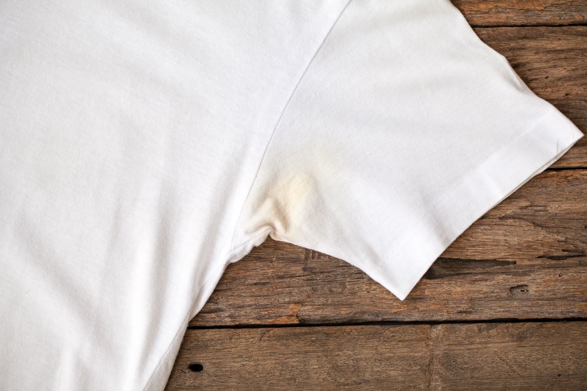 Ein T-Shirt mit Schweißflecken.