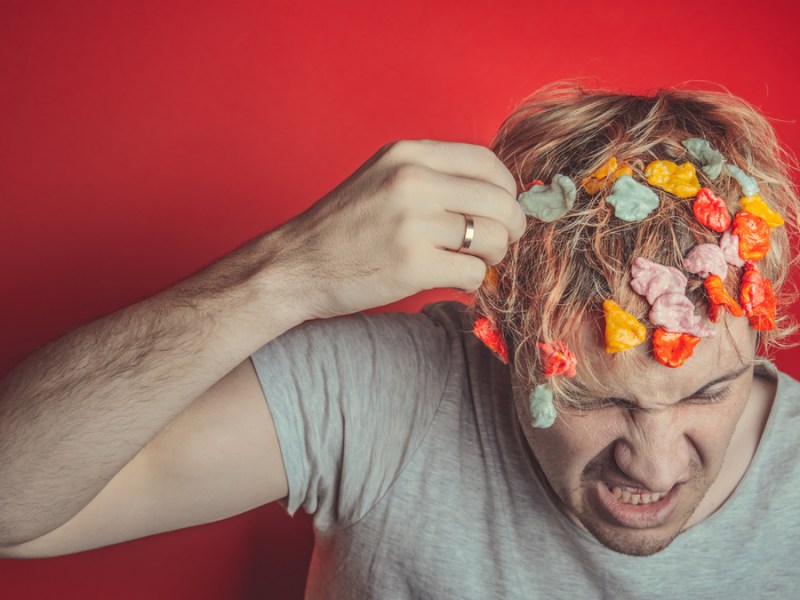 Ein Mann mit vielen Kaugummis im Haar.