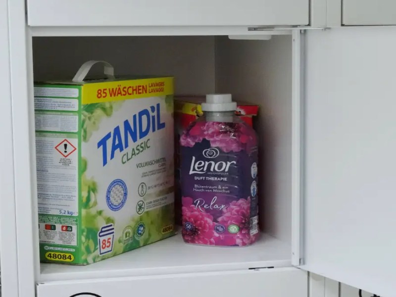 Weichspüler in einem Schrank.