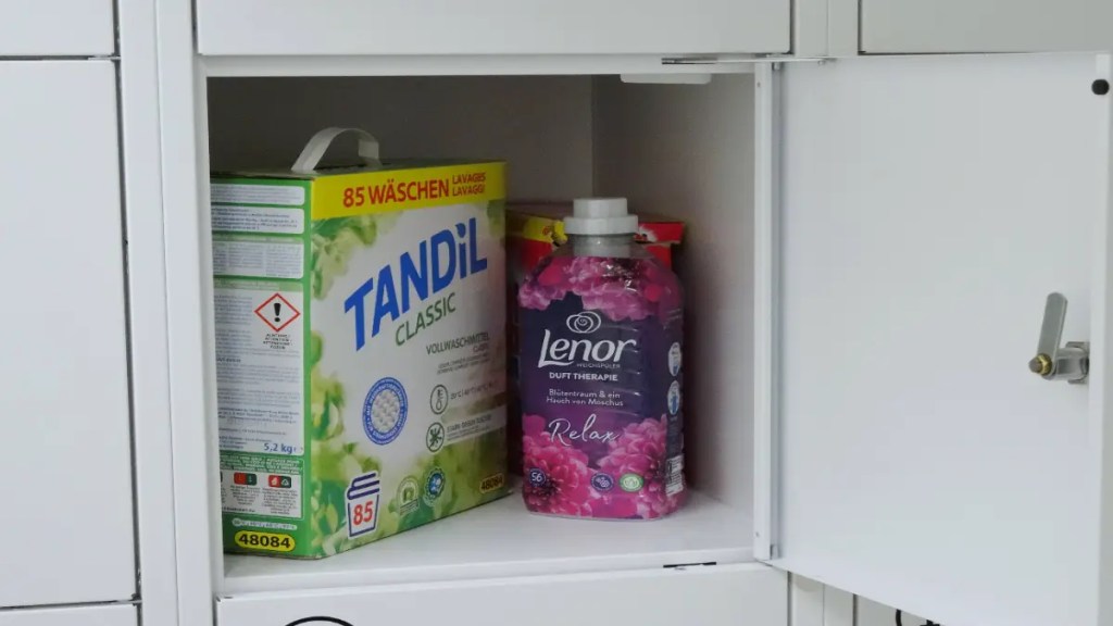 Weichspüler in einem Schrank.
