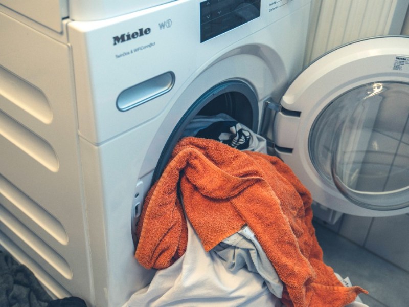 Wäscheberg vor einer Waschmaschine