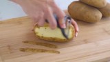 eine Kartoffel wird geschält