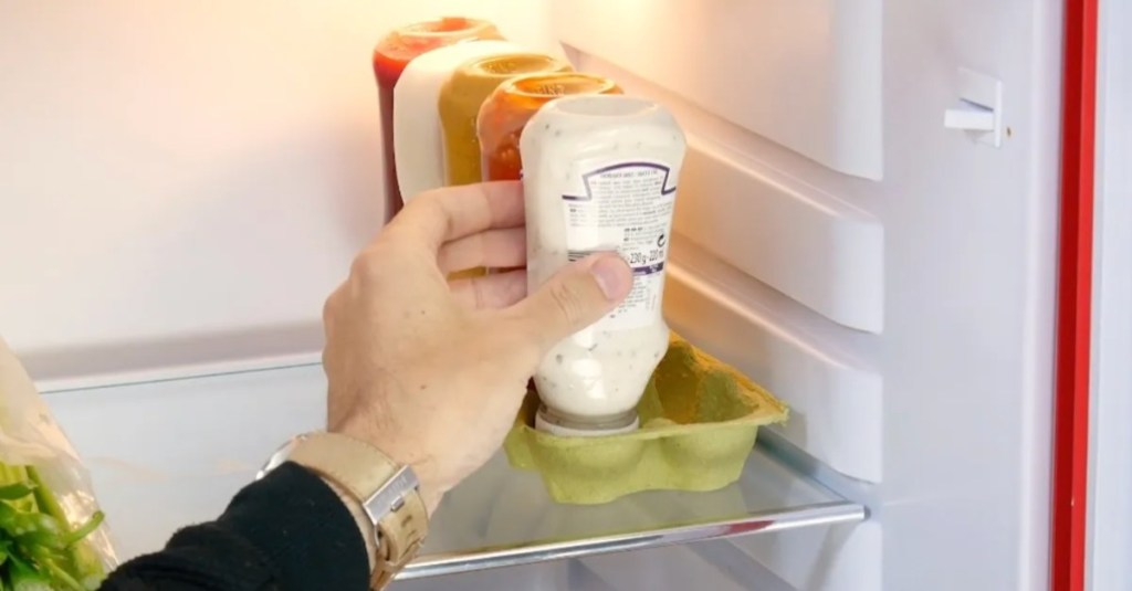 Grillsaucen werden in einem Eierkarton in den Kühlschrank gestellt