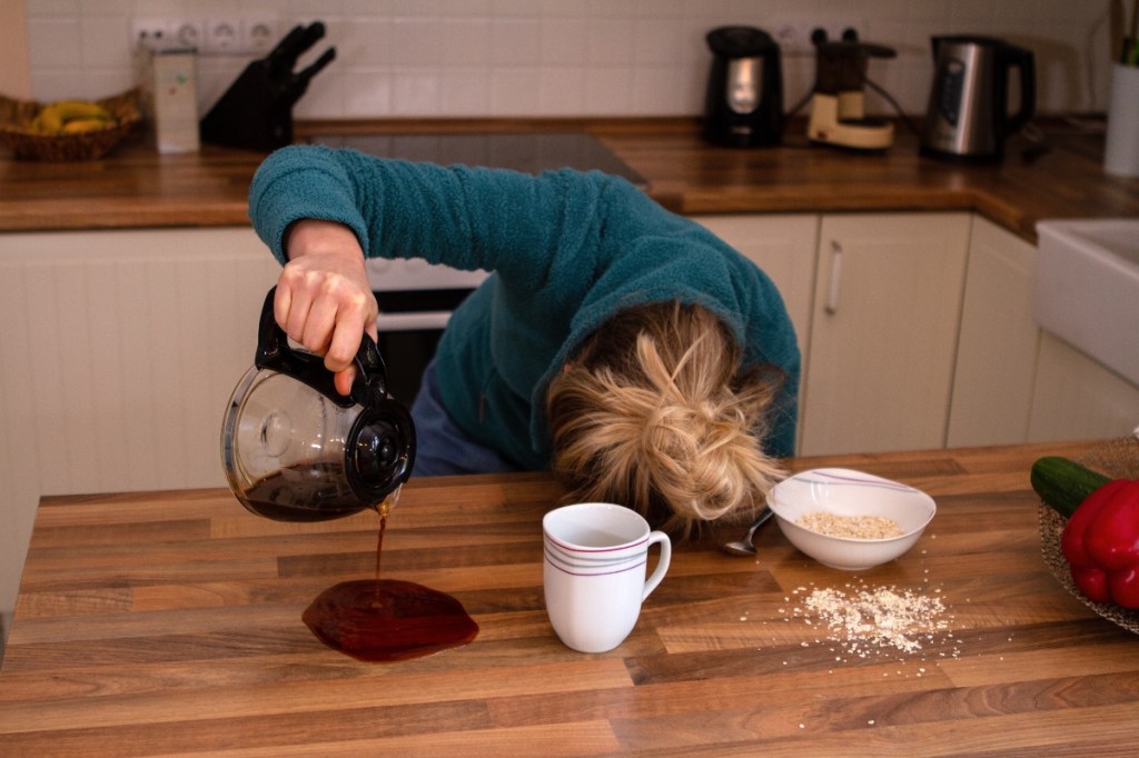 Ein lustiges Bild von einer Frau, die beim Kaffee-Einschenken einschläft.