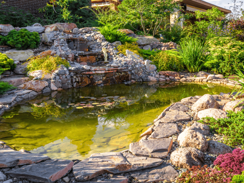 14 Ideen, um deinen Garten mit Wasserspielen zu verschönern