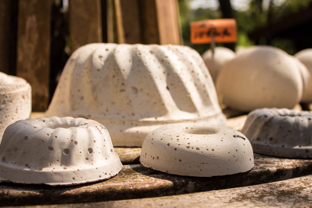 Beton-Deko für den Garten, in Kuchen-Formen gemacht.