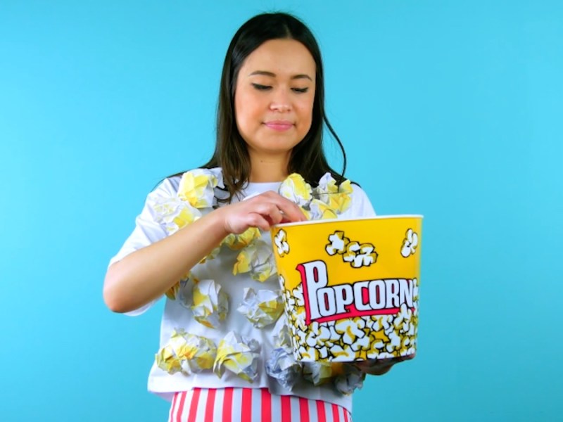 Frau mit Popcornkostüm