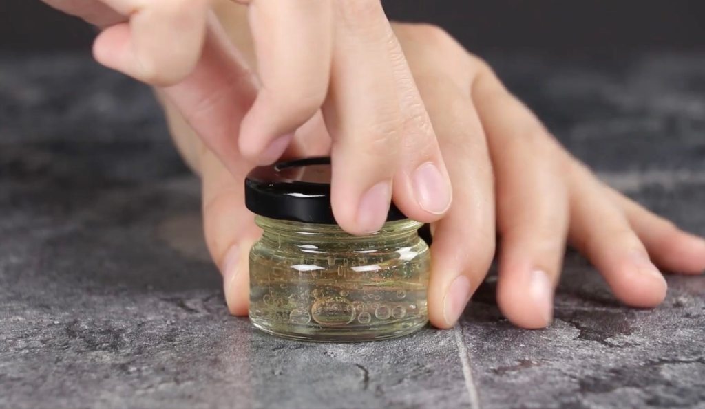 Selbstgemachte Mückensalbe in einem kleinen Glas.