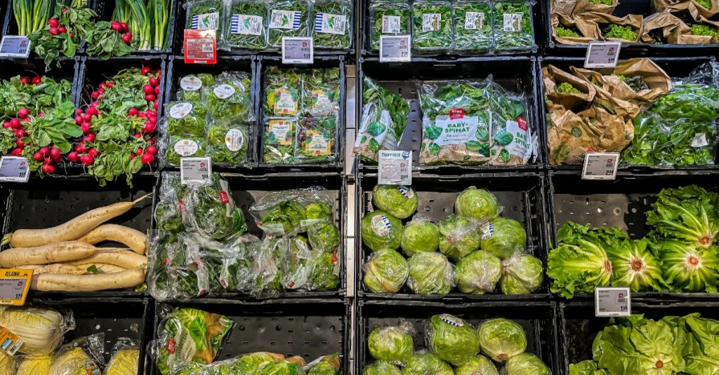 Plastik reduzieren: ein Gemüseregal im Supermarkt