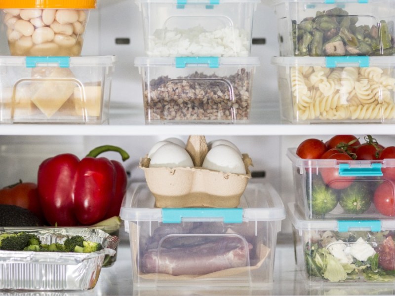 in einem Kühlschrank stehen Vorratssdosen aus Kunststoff