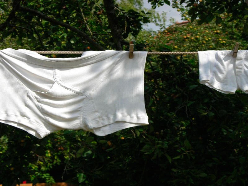 Zwei Unterhosen auf einer Wäscheleine.