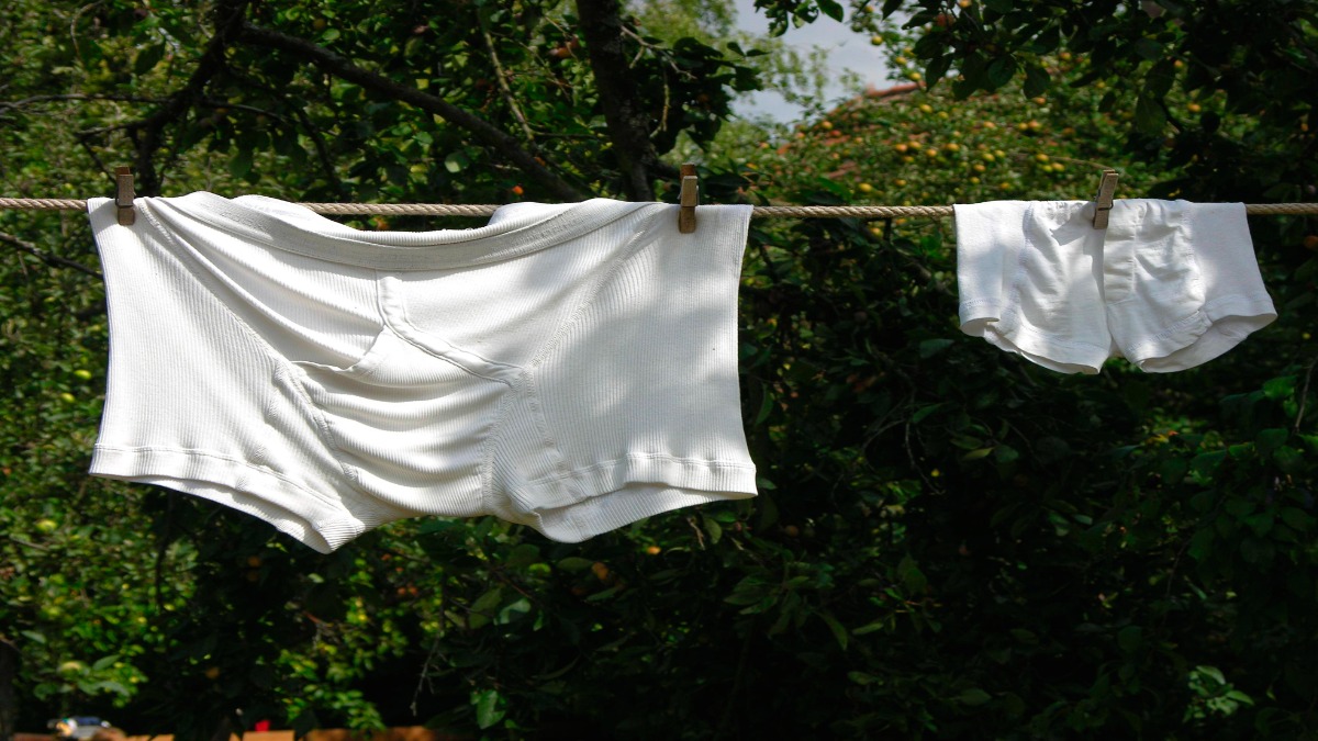 Zwei Unterhosen auf einer Wäscheleine.