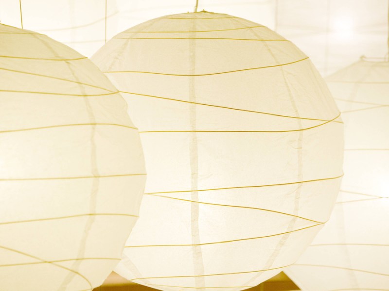 Mehrere Papierlampen von IKEA in Nahaufnahme.
