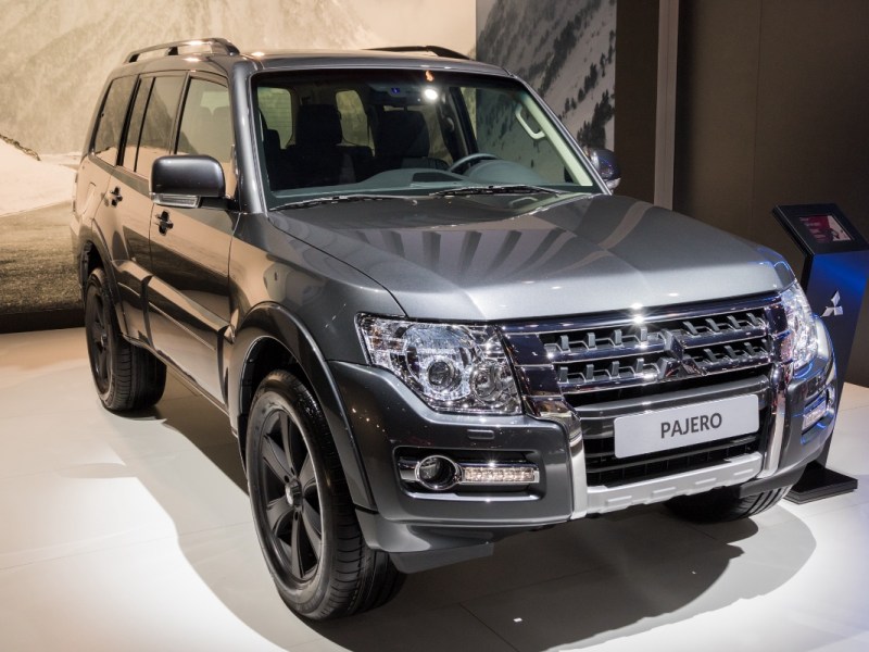 Ein Foto von einem Mitsubishi Pajero auf einer Automesse.