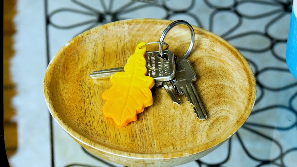 Selbst gebastelter Schlüsselanhänger aus Ofenknete, der aussieht wie ein buntes Herbstblatt