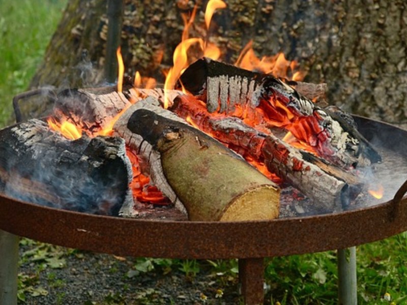 8 Dinge, die du bei einer Feuerstelle im Garten beachten solltest