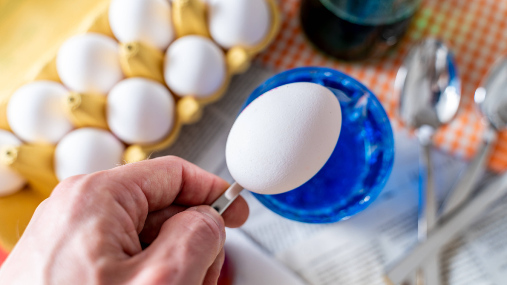 6 Tricks, um Ostereier auszublasen und zu färben