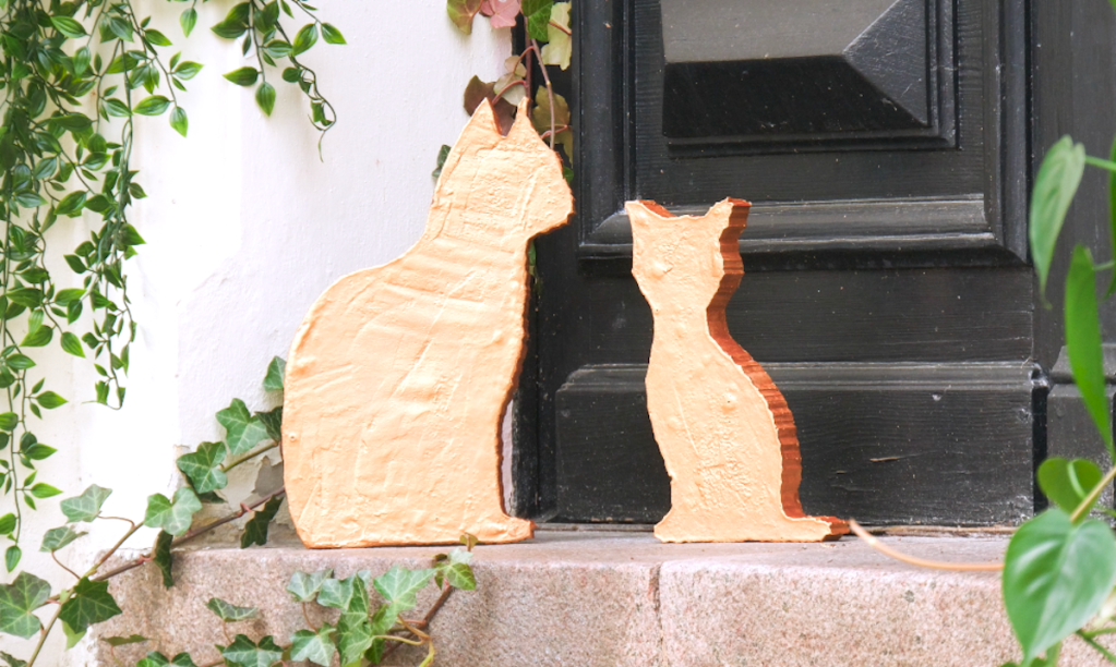 Katzen aus Beton als Deko für den Garten.