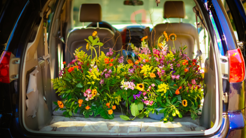Auto mit Blumen im Kofferraum