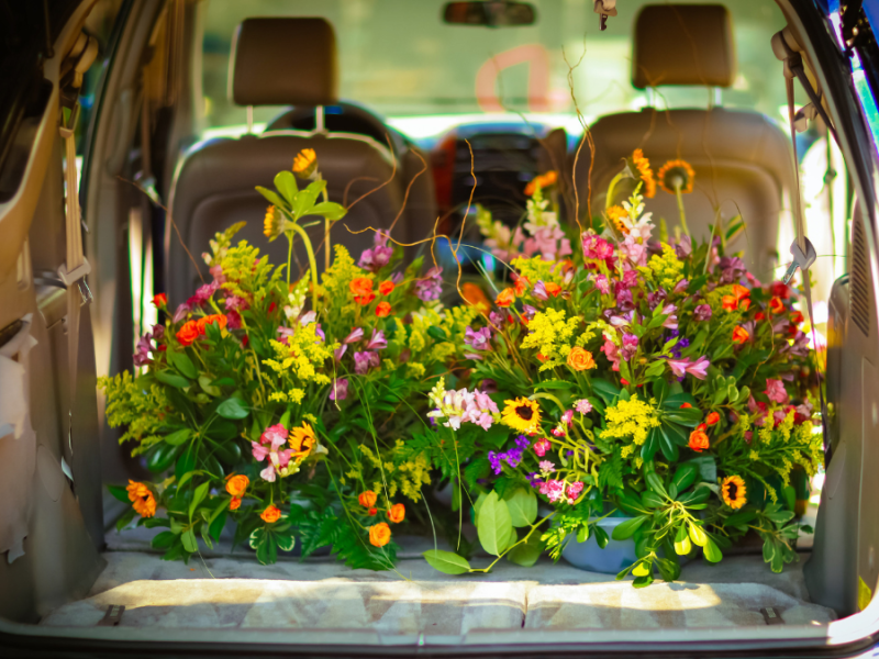 Auto mit Blumen im Kofferraum