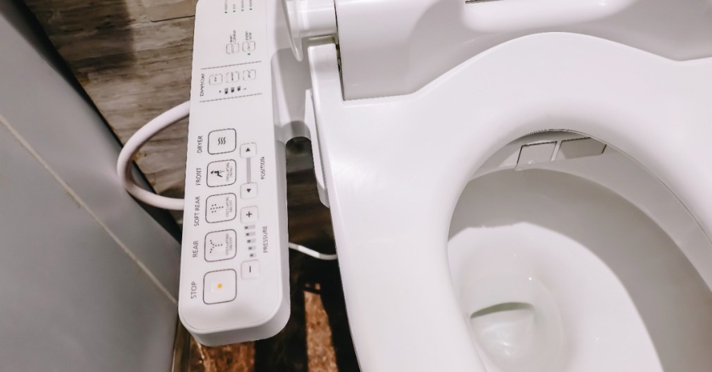 eine moderne Toilette in einem japanischen Badezimmer