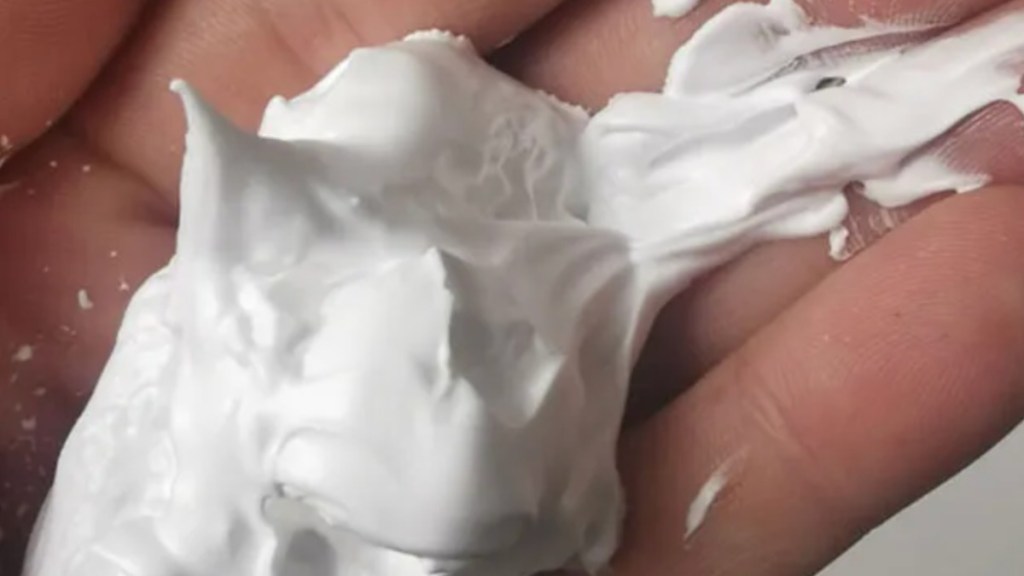 Rasierschaum auf einer Hand