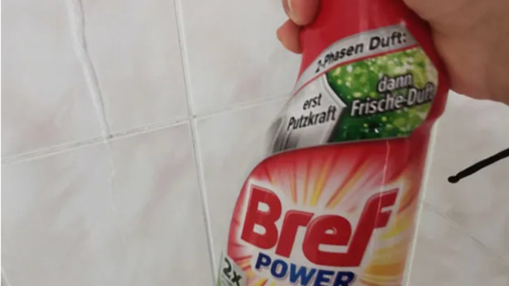 jemand hält eine Reinigungsmittelflasche in der Hand