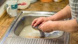Geschirr wird von Hand gespült
