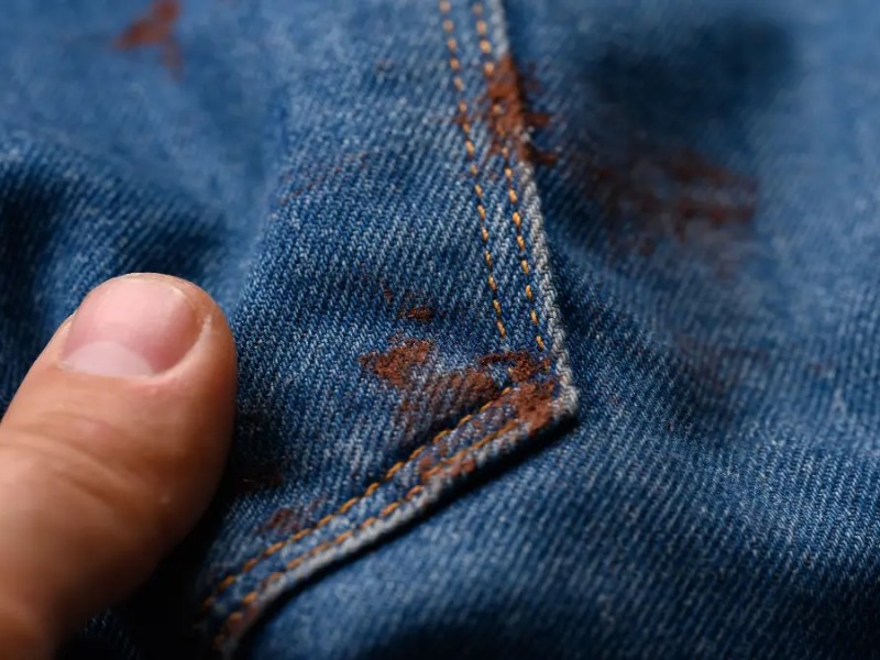 Acrylflecken auf einer Hose.