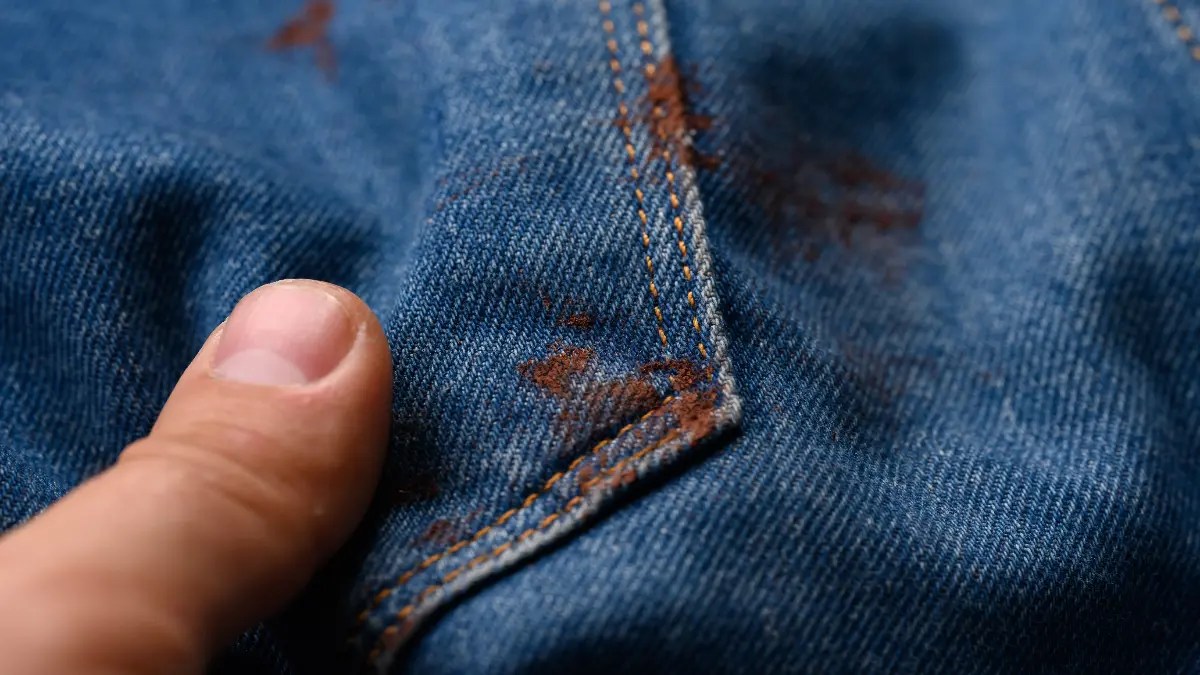 Acrylflecken auf einer Hose.
