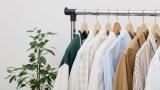 eine Kleiderstange mit Kleidung