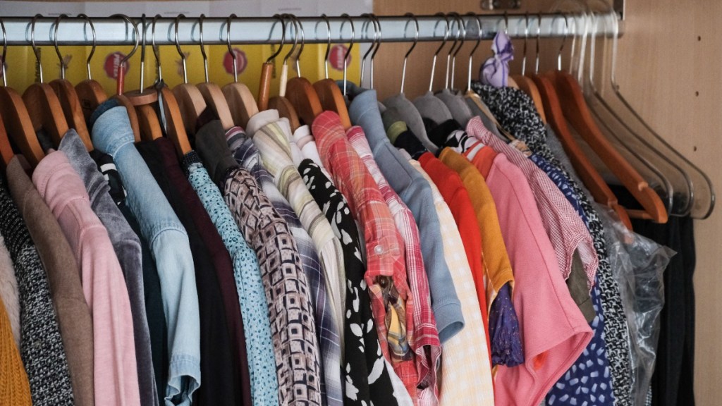 bunte Kleidung auf einer Kleiderstange im Schrank