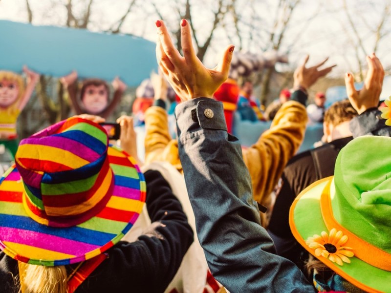 Jecken an Karneval/Menschen bei einem Karnevalsumzug