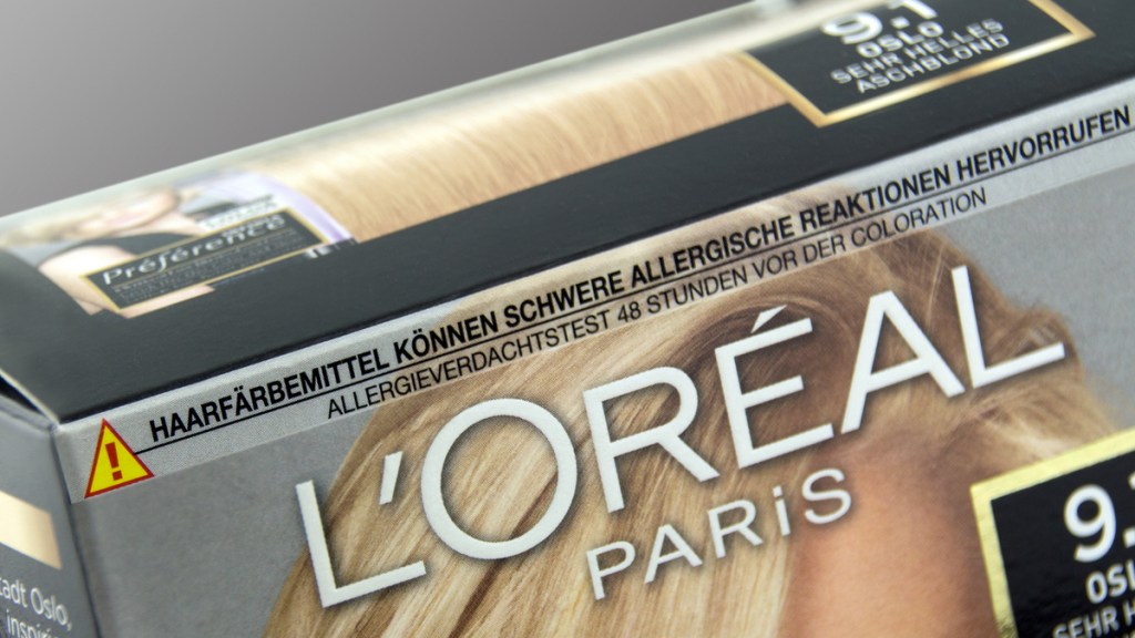 Eine Haarfärbe-Packung für blonde Haare