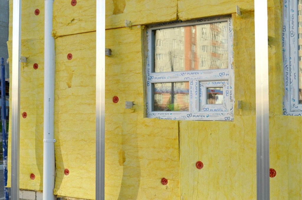 Ein Bild von einer Fassadendämmung an einem Haus.