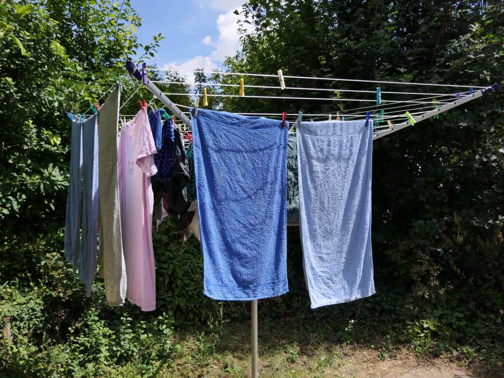 Wäsche auf der Wäscheleine aufhängen