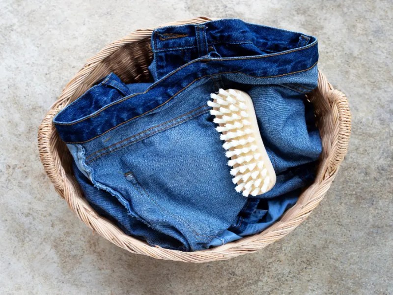 Jeans in einem Waschkorb.