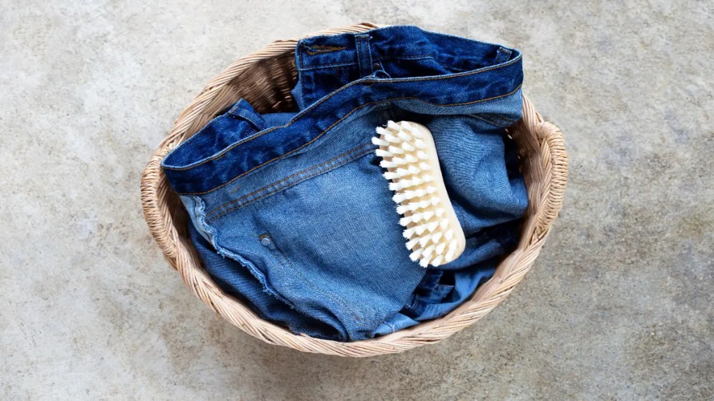 Jeans in einem Waschkorb.