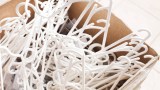 Stapel weißer Plastikbügel
