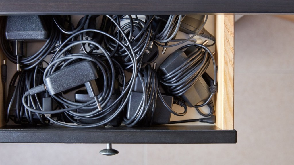 Handy-Ladekabel in einer Schublade