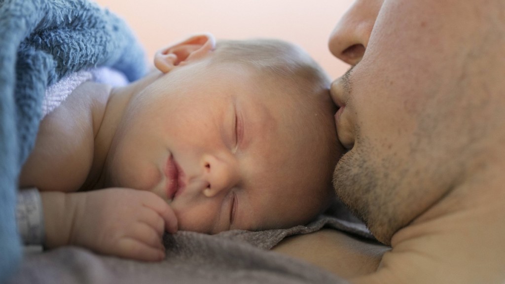 Plötzlicher Kindstod: Babys nicht auf der Brust schlafen lassen