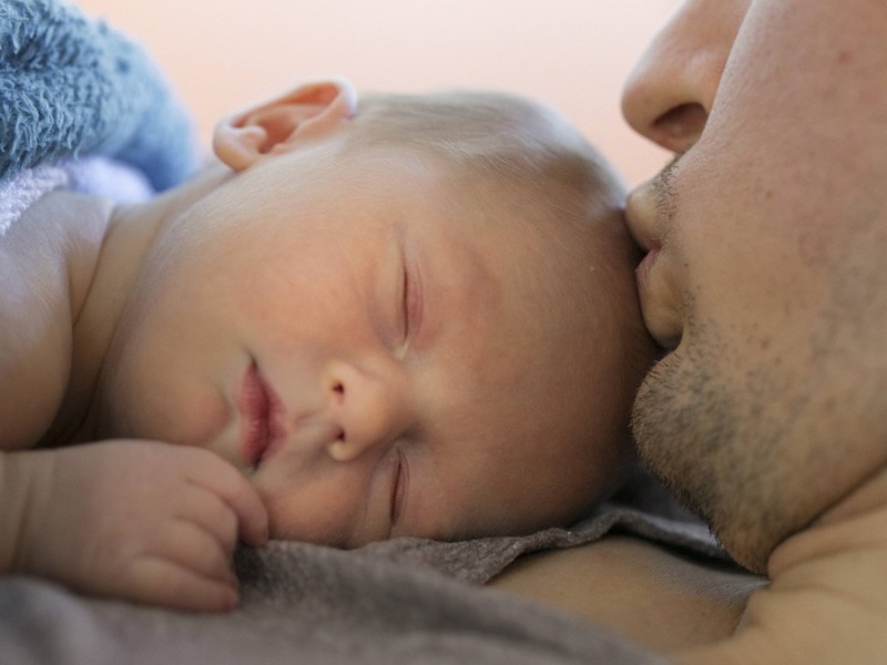 Plötzlicher Kindstod: Babys nicht auf der Brust schlafen lassen