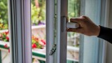 ein Fenster wird zum Lüften geöffnet