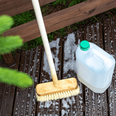 Terrasse reinigen: 8 effektive und schnelle Tipps